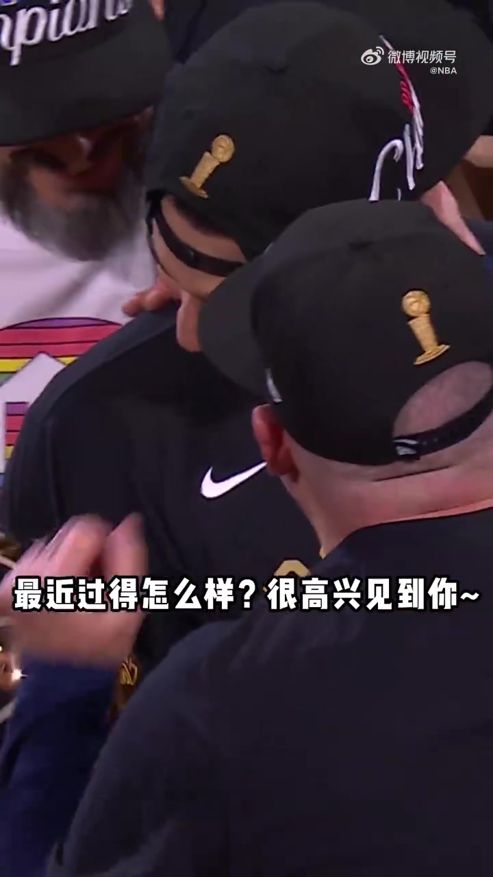 笑死！穆雷从马龙教练手中接过奖杯后，不停地喊：宝贝宝贝！