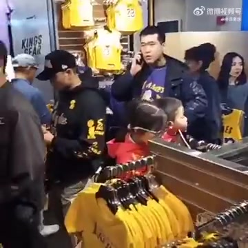 真是卖爆了！湖人商店大量球迷排队购买东契奇球衣，店员加急制作