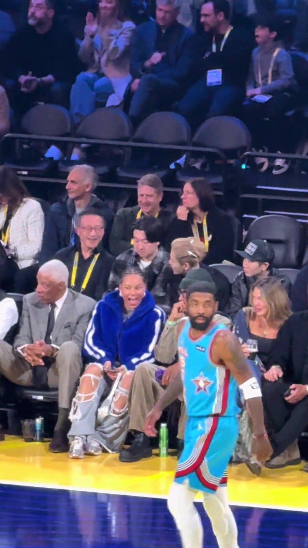 王嘉尔和篮网老板蔡崇信坐在一起看NBA，两人明显聊嗨了啊！！