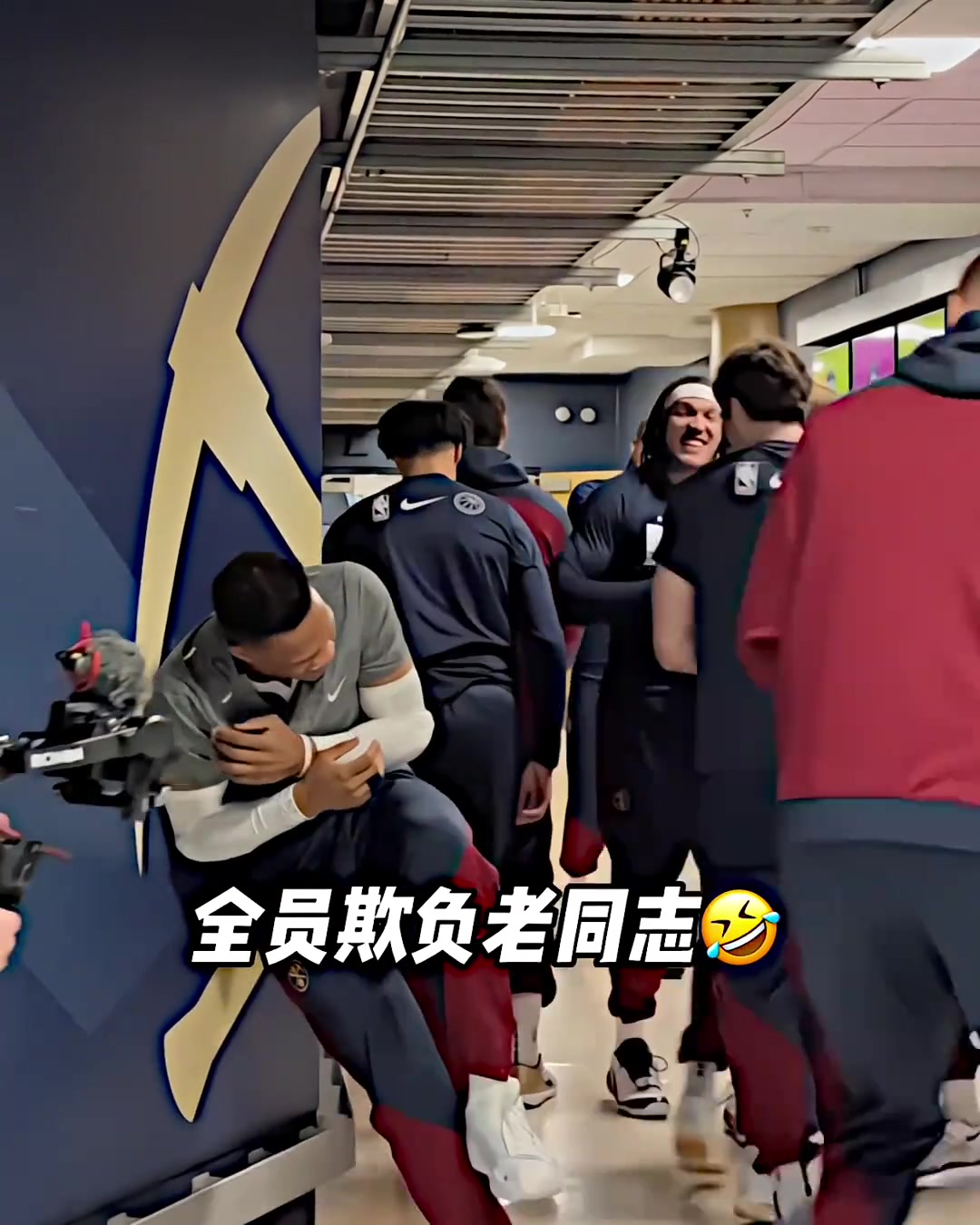 惊！约基奇带头率全队在球员通道围殴威少