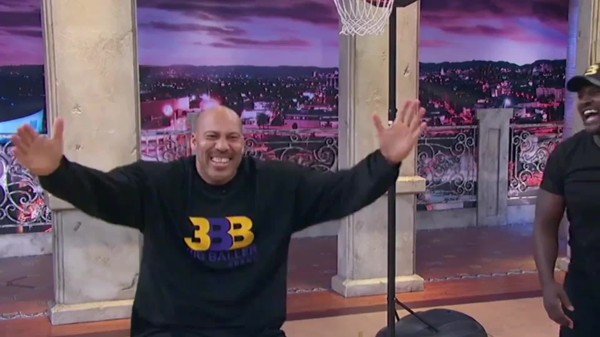 球爹被截肢了怎么还笑得出来？俩儿子NBA球星 老二小偷变歌星